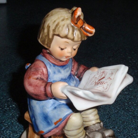 Goebel Hummel Figurine "What's New?" #418 TMK6 With Box - Girl Reading Newspaper - Picture 1 of 11